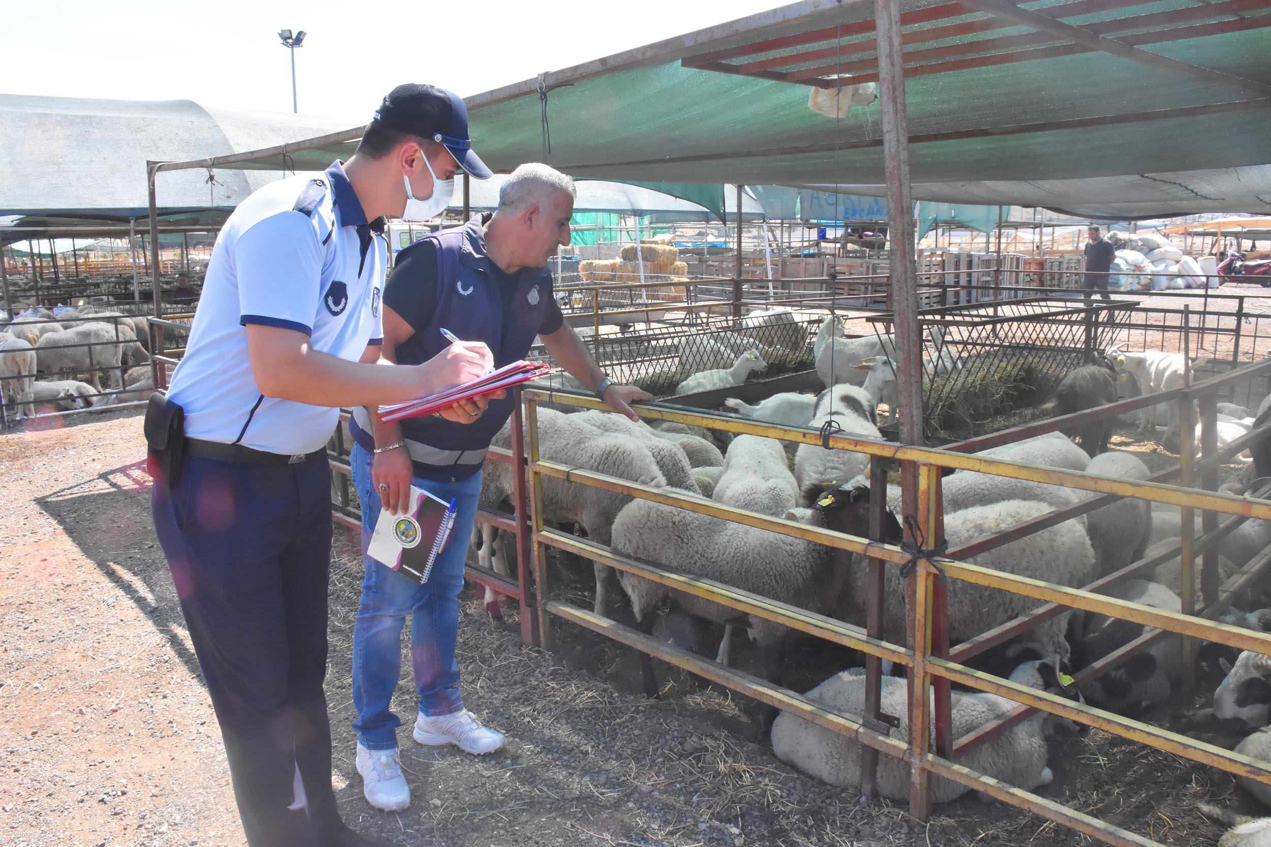 Menemen’de kurban pazar yeri denetlendi