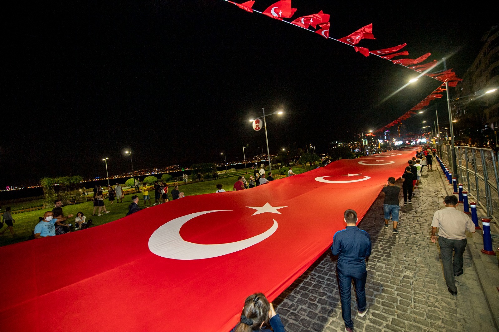 Gündoğdu'da Fener Alaylı 9 Eylül coşkusu Soyer: “Türkiye'nin her yerinde çiçekler açtıracaksınız”