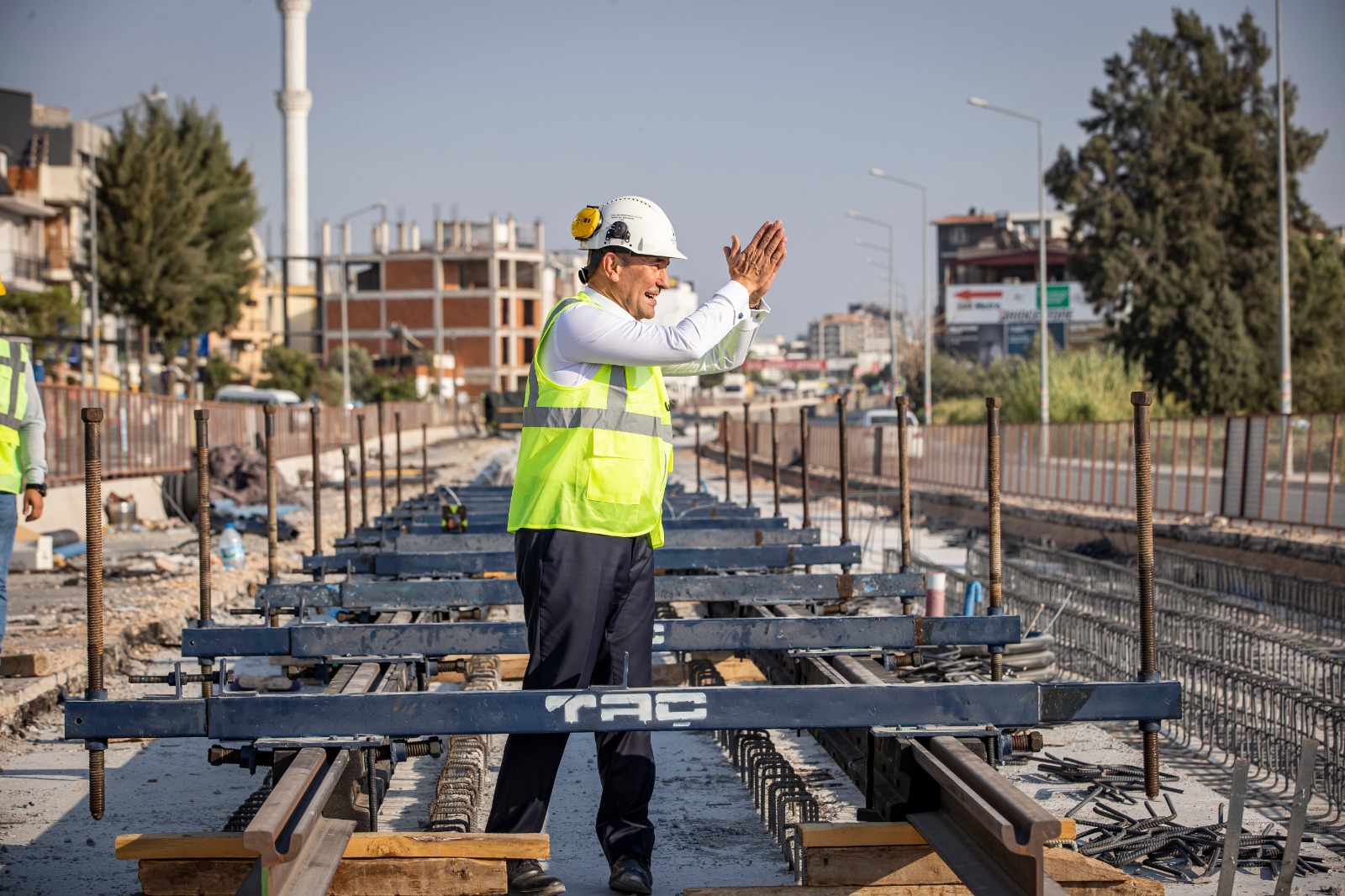 Çiğli Tramvayı'nda ilk raylar döşendi