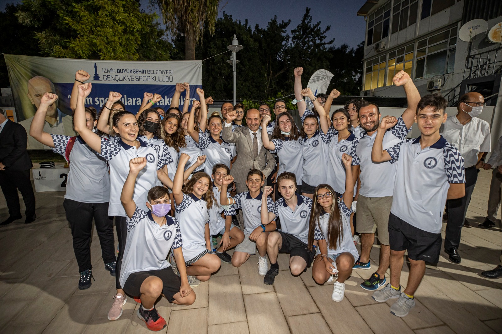 Başkan Soyer sporcularla bir araya geldi