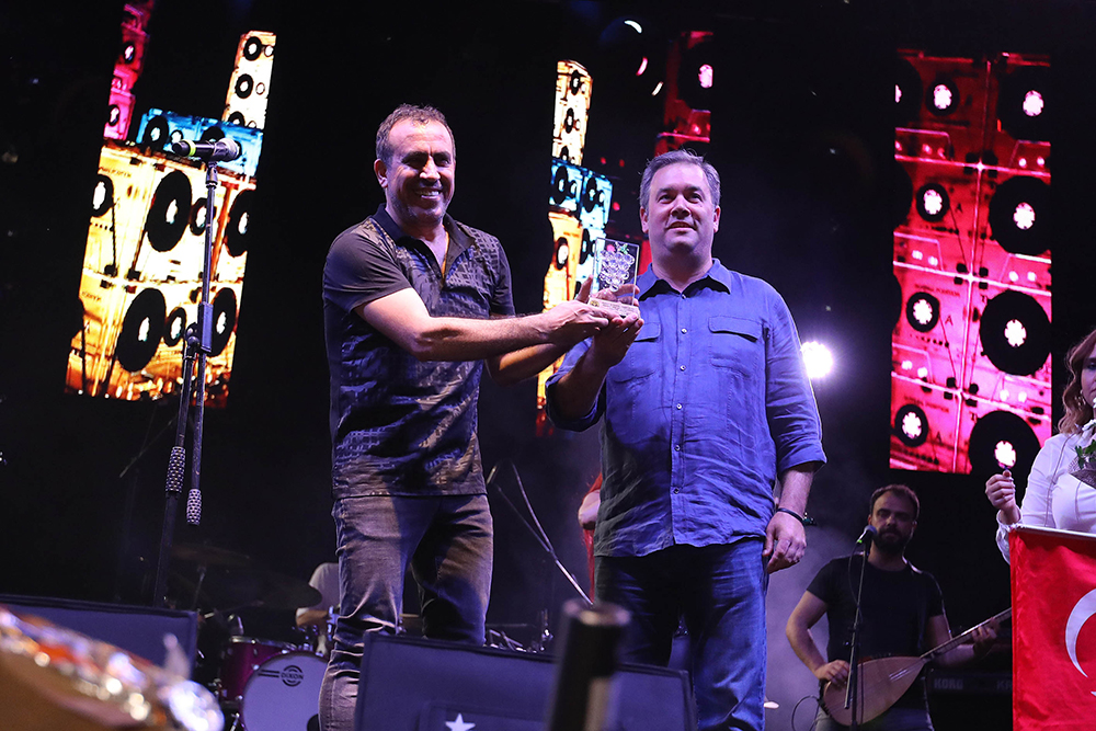 Buca'dan Haluk Levent rüzgarı geçti