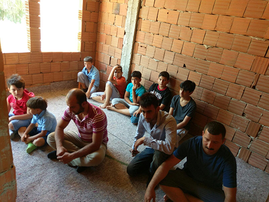 Karaburun'daki Görüntü İçler Acıtıyor: "İnşaat Alanında Cuma Namazı"