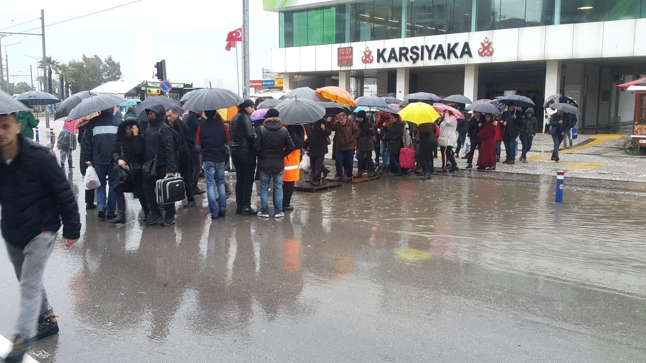 Aziz ve Hüseyin'in Yapamadığını Vatandaş Yaptı: "Karşıyaka İskeleye Yapay Köprü"
