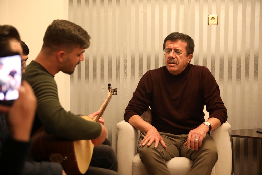 Zeybekci'den menemen tarifi: Soğansız olmaz!