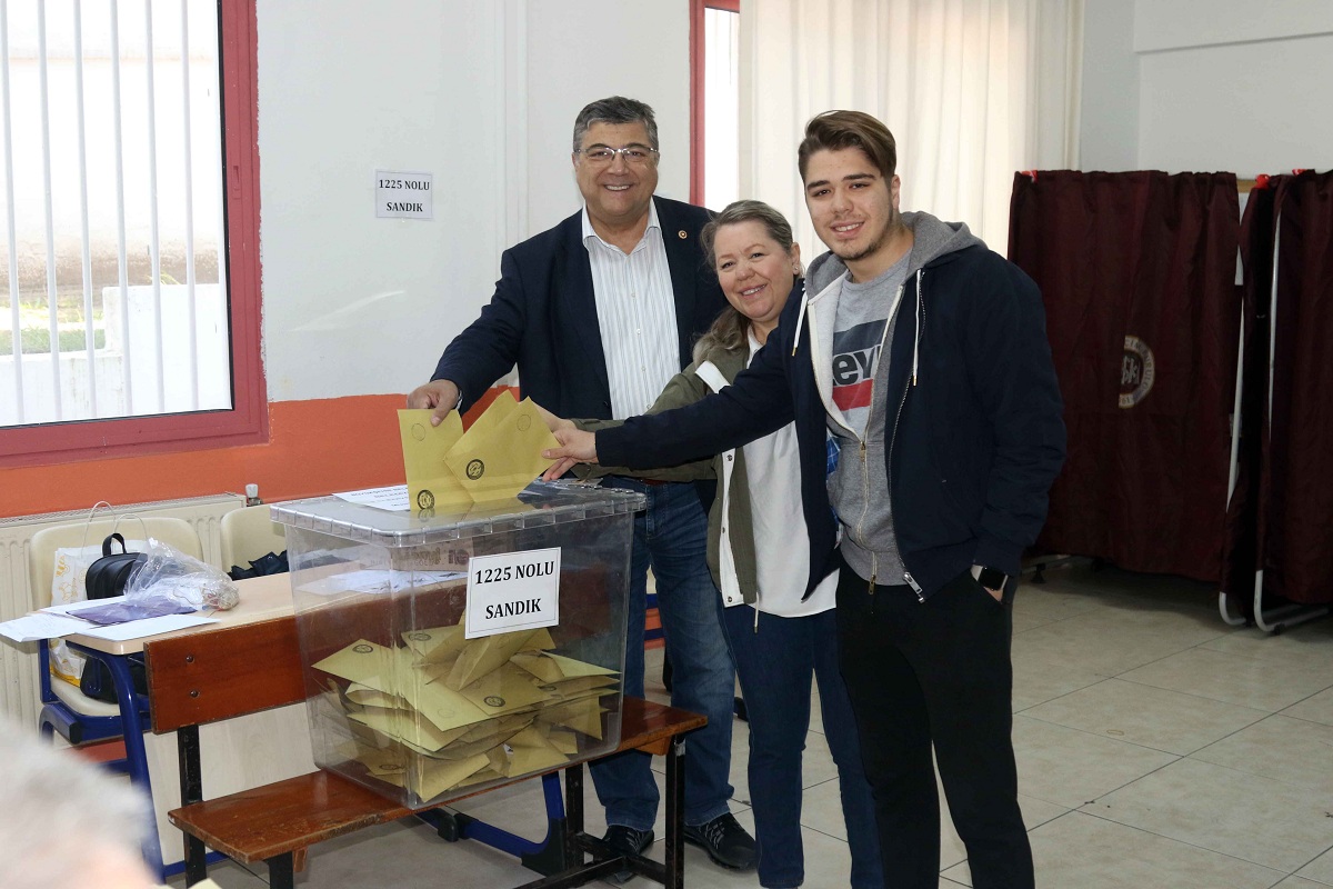 İzmir'de siyasiler oylarını kullandı