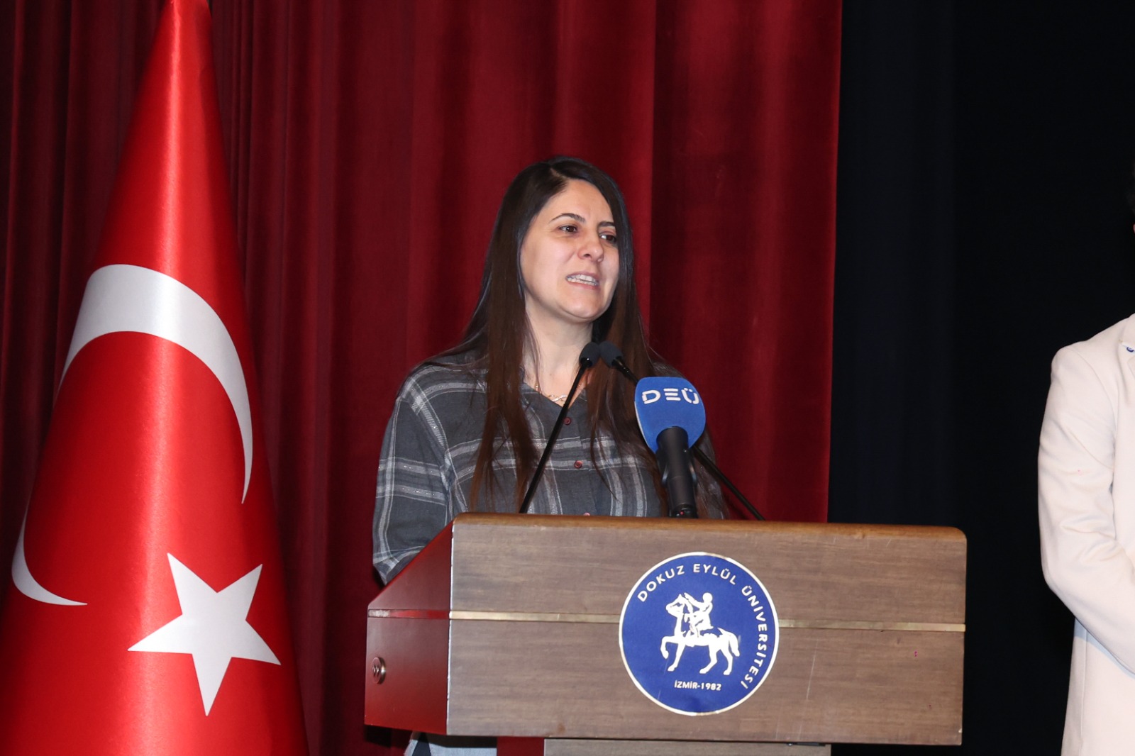 Deü’nün Muhsin Ertuğrul Tiyatro Emek Ödülü Sahibini Buldu