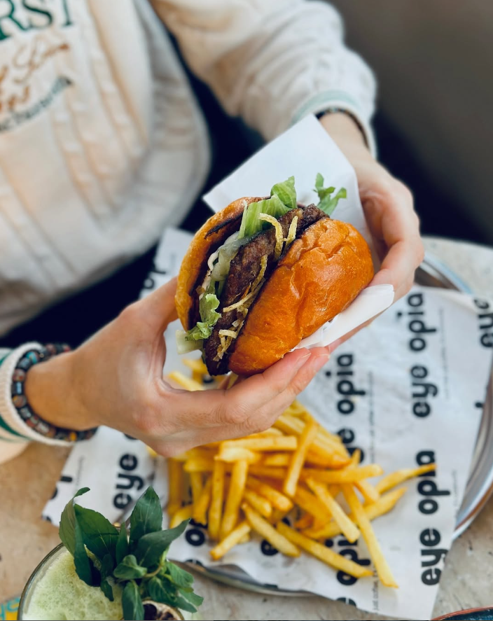 Eye Opıa Coffee Shop Bornova Şubesi’ne taze kan: Ulaş Takyacı da ortak oldu!