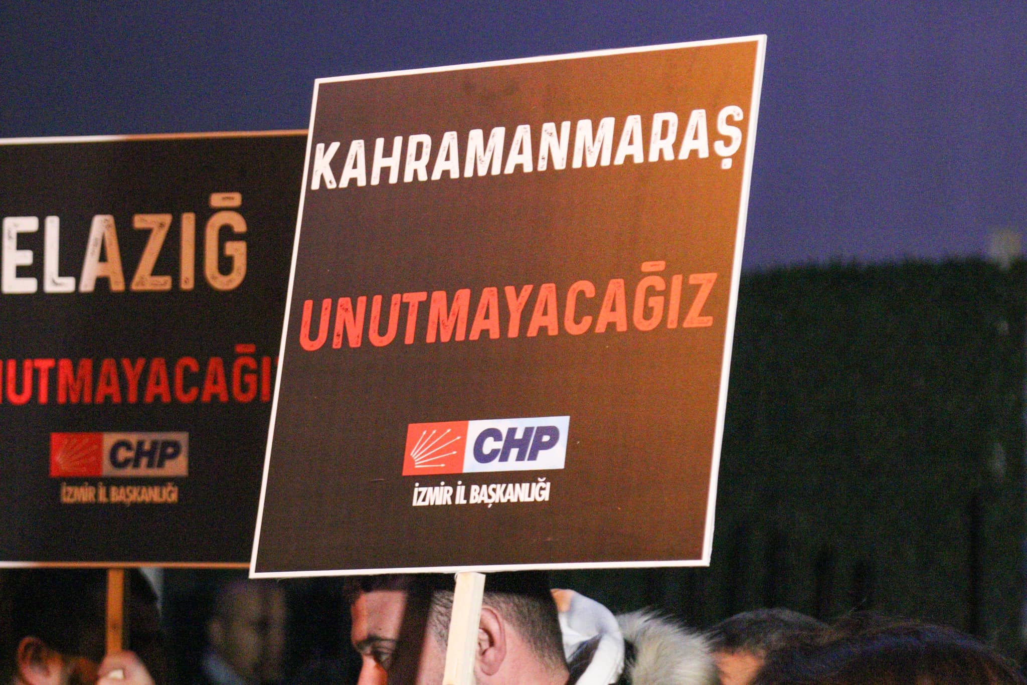Chp İzmir 04.17’de Saygı Duruşundaydı