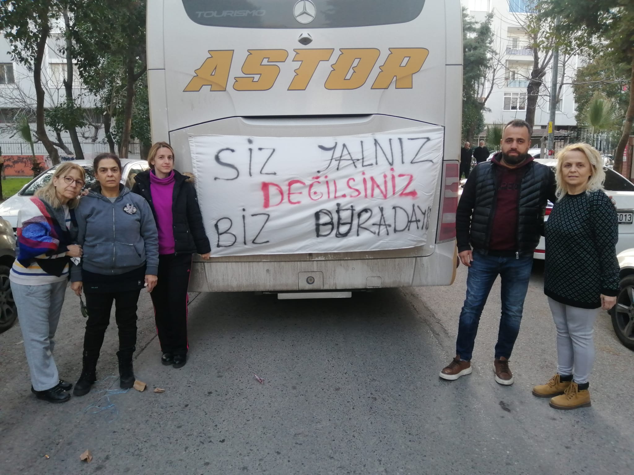 'SİZ YALNIZ DEĞİLSİNİZ BİZ BURADAYIZ GRUBU' ACIYA 'MERHEM' OLUYOR