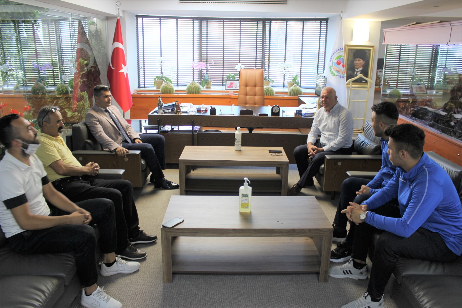 BAŞKAN KARAKAYALI’DAN SPORCULARA ÇEYREK ALTIN