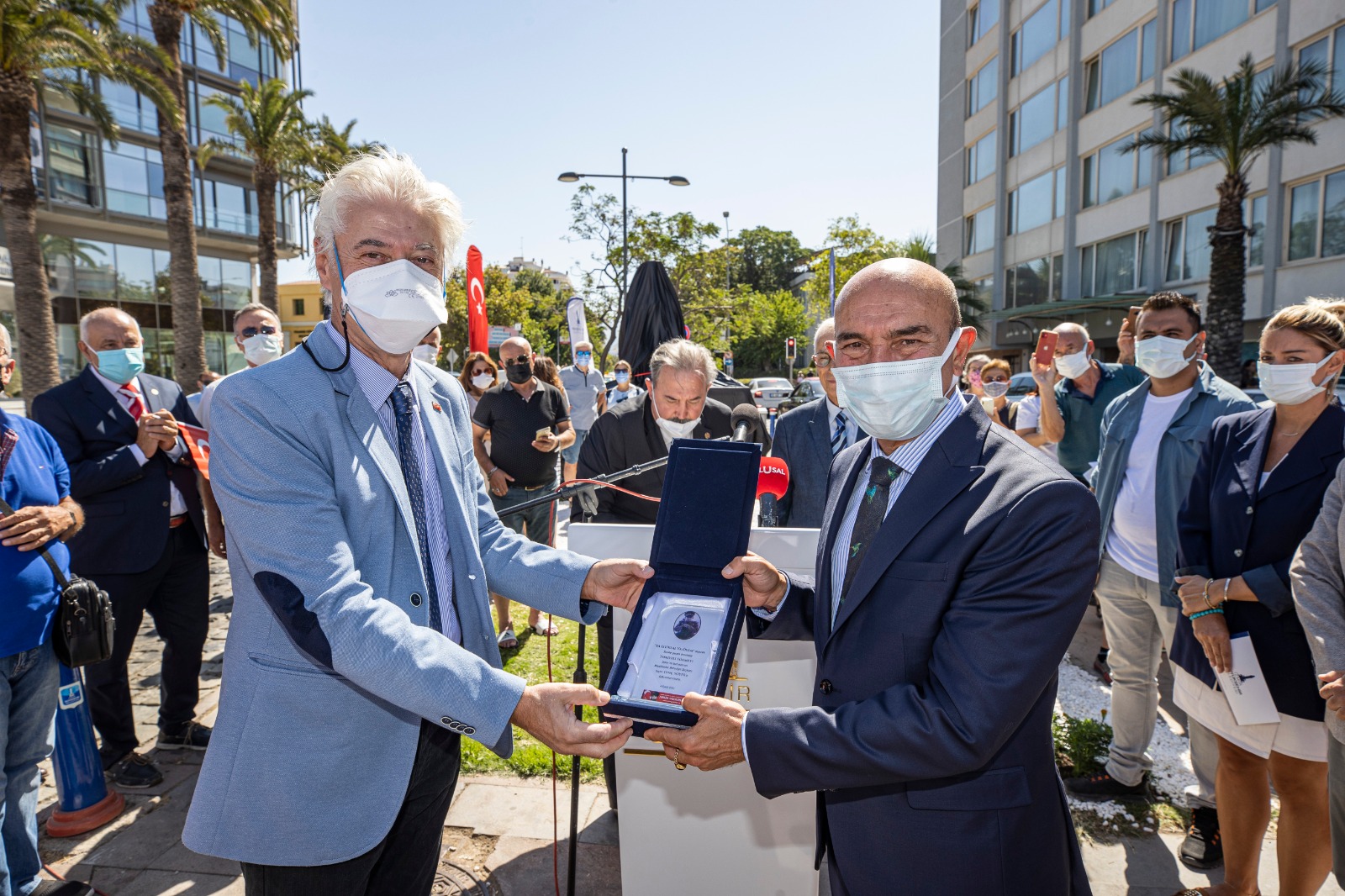 Başkan Soyer Tıbbiyeli Hikmet heykelini açtı