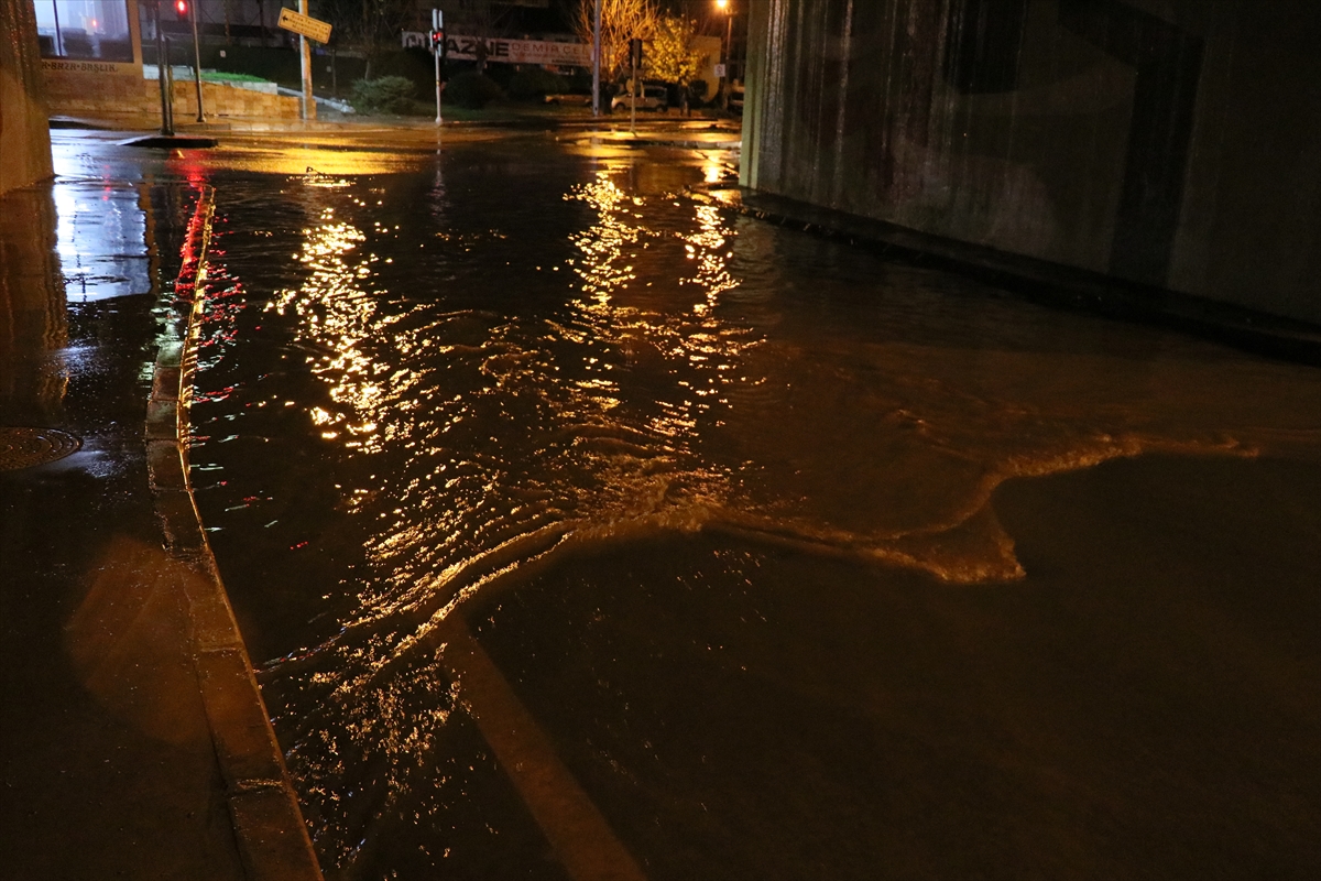 İzmir yine sağanak yağışa teslim!
