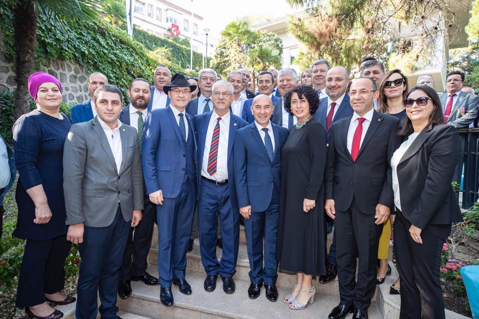 İzmir'in 'duvarları olmayan' dijital kütüphanesi açıldı