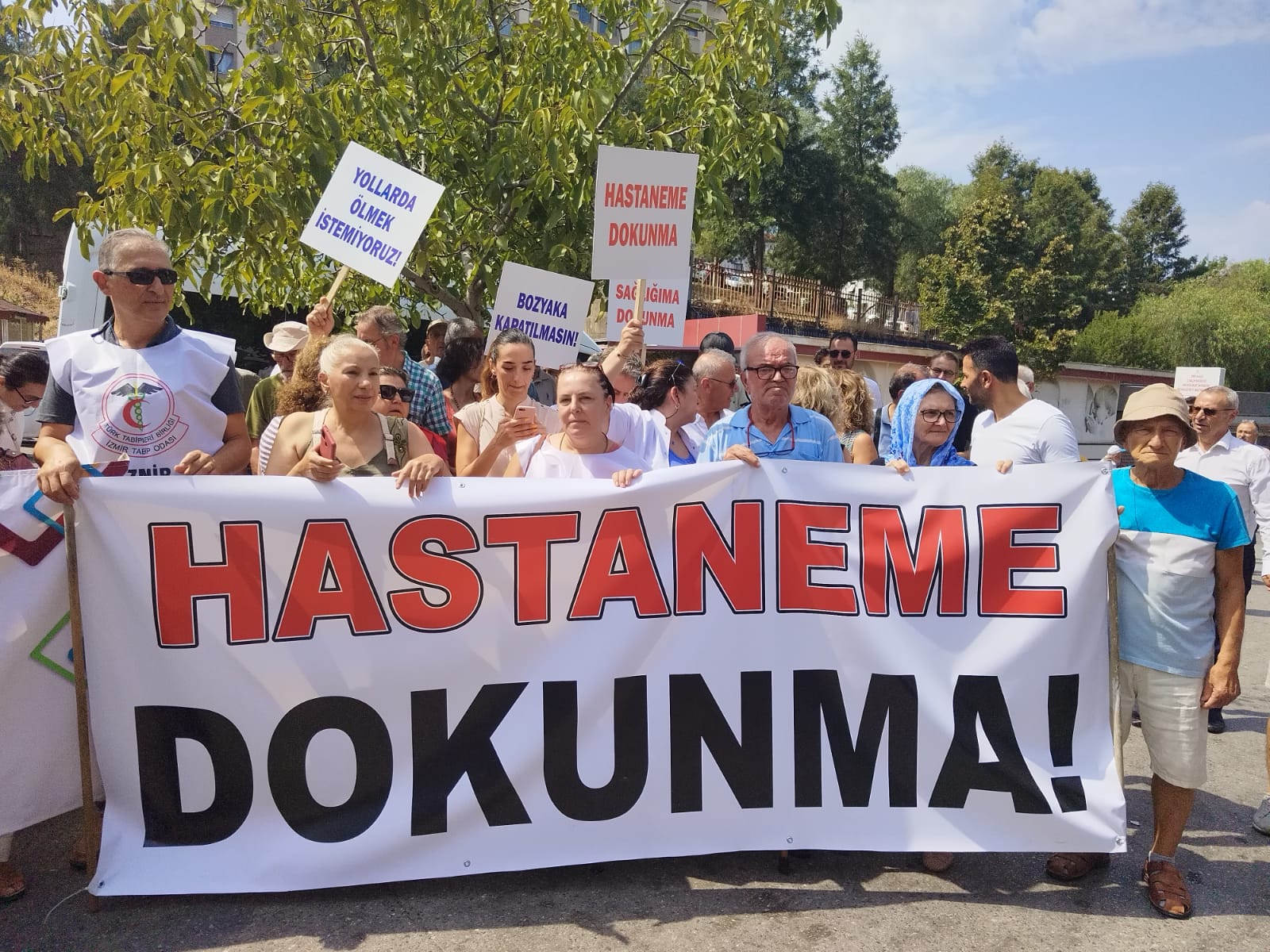 Karabağlar Kent Konseyi üyeleri ve STK Temsilcileri Bozyaka Hastanesi için eylem: HASTANE KAPATILMASIN
