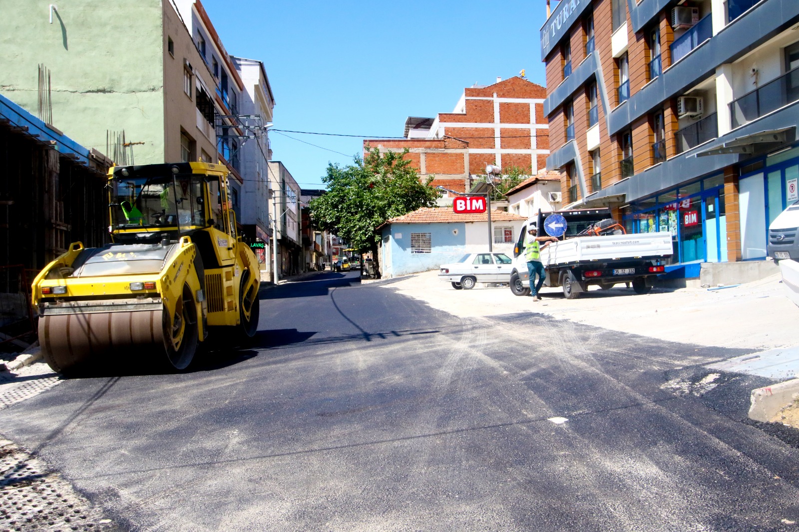 BAYRAKLI'NIN 24 MAHALLESİNDE ASFALTLAMA SEFERBERLİĞİ SÜRÜYOR