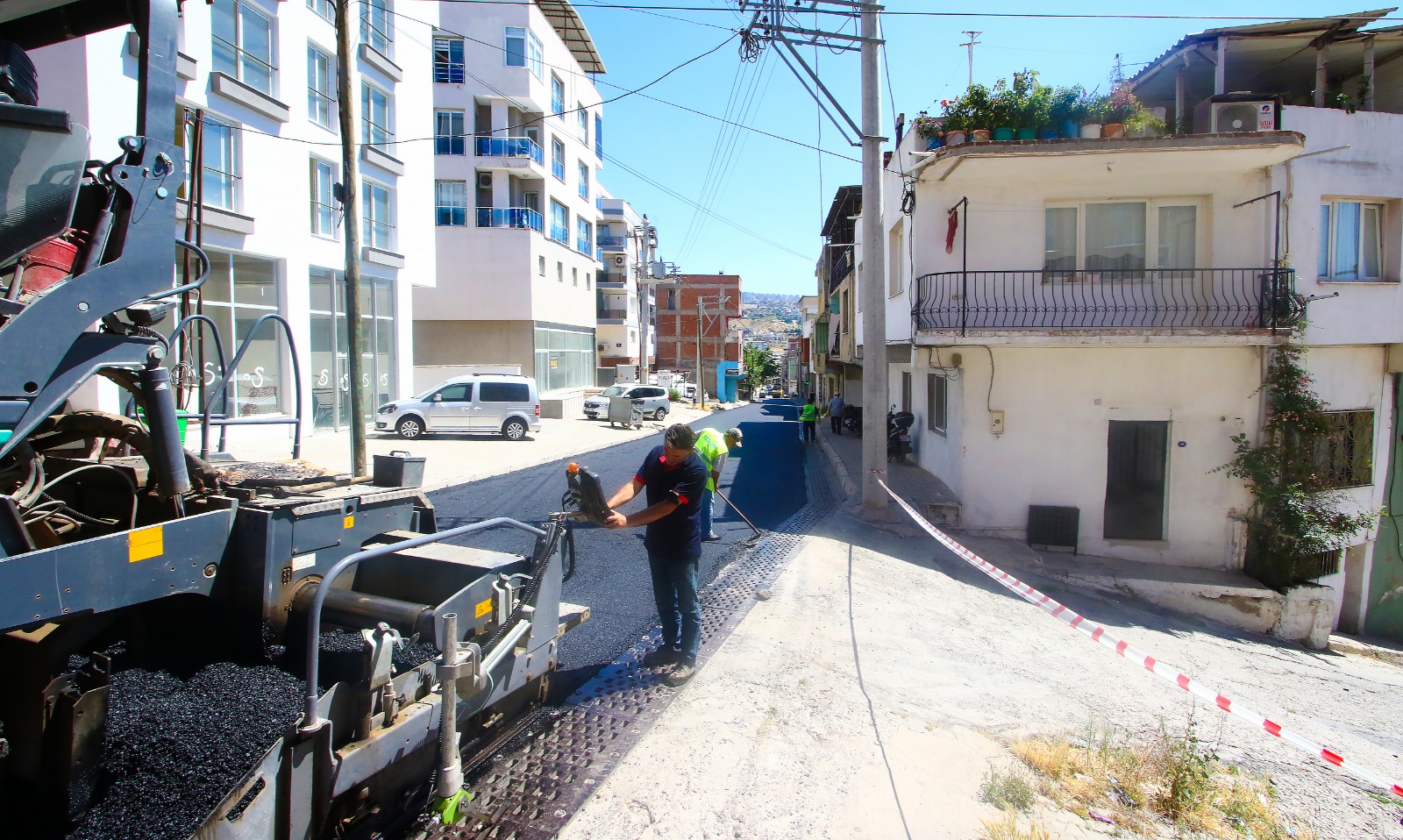 BAYRAKLI'NIN 24 MAHALLESİNDE ASFALTLAMA SEFERBERLİĞİ SÜRÜYOR