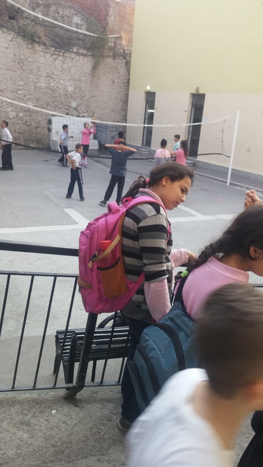 500 Öğrenciye 100 Metrelik Okul Bahçesi!