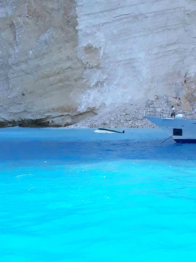 Yunanistan'da ünlü plaj çöktü