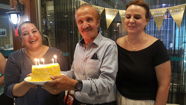 ÇEYREK ASIRLIK BAŞKANA COŞKULU YENİ YAŞ KUTLAMASI