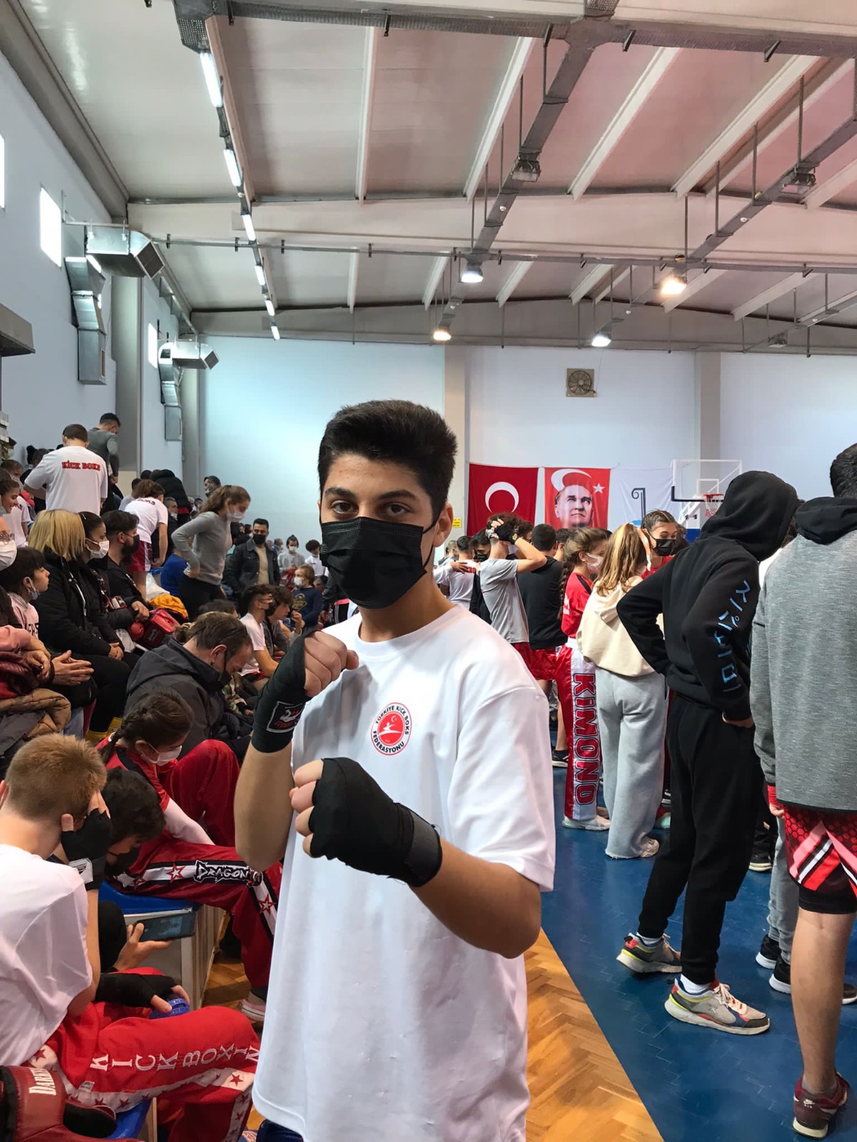 Kick -Boks'da Karabağlar Halk Eğitim Merkezi rüzgarı esmeye devam ediyor