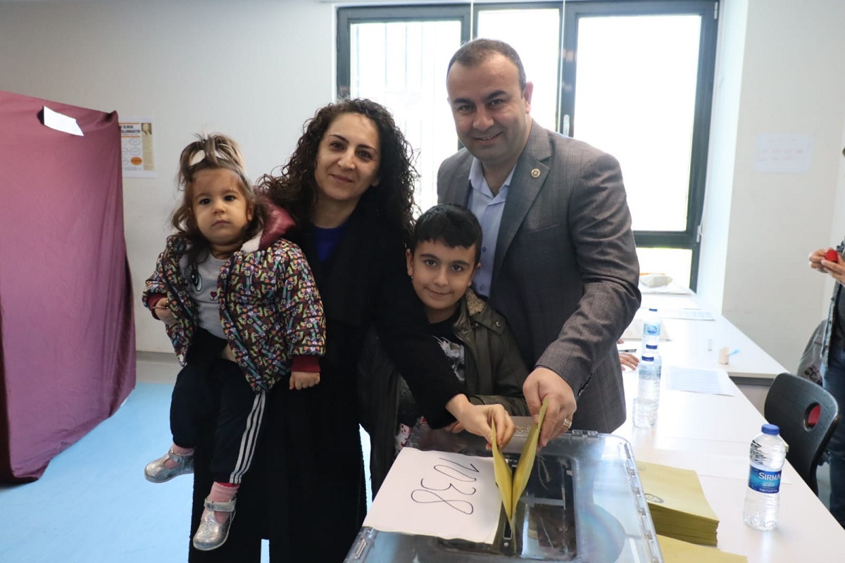 İzmir'de siyasiler oylarını kullandı