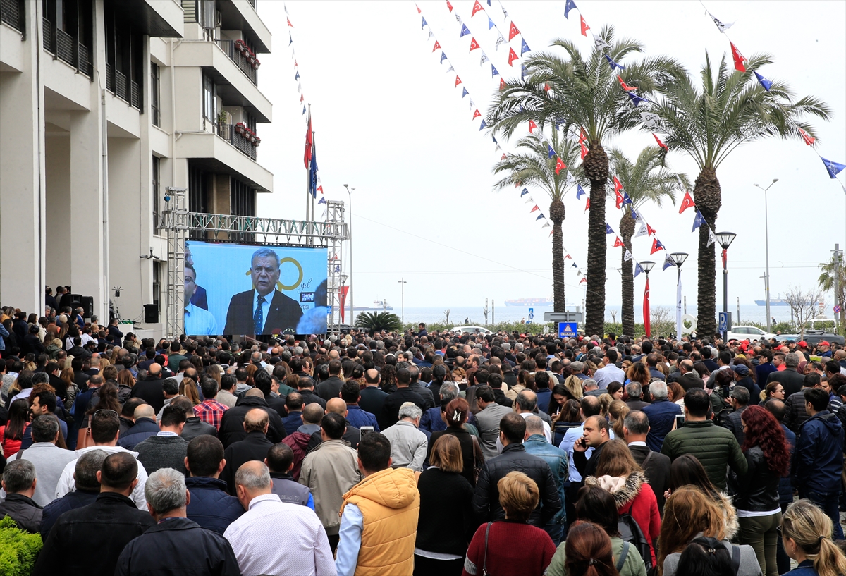 Aziz Kocaoğlu koltuğu Soyer’e devretti