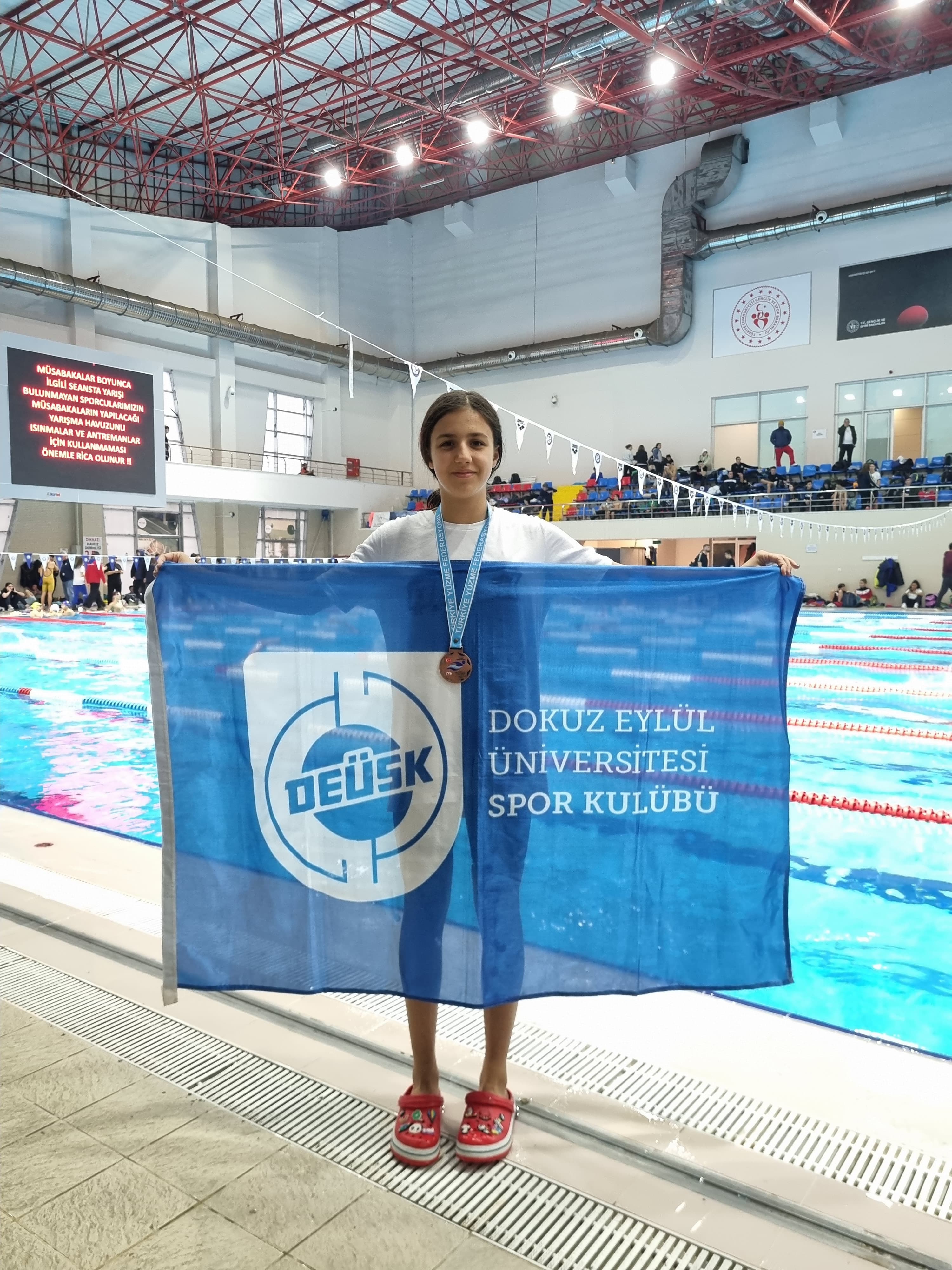 Deü'lü Yüzücüler Havuzdan 1 Rekor, 8 Madalya Çıkardı