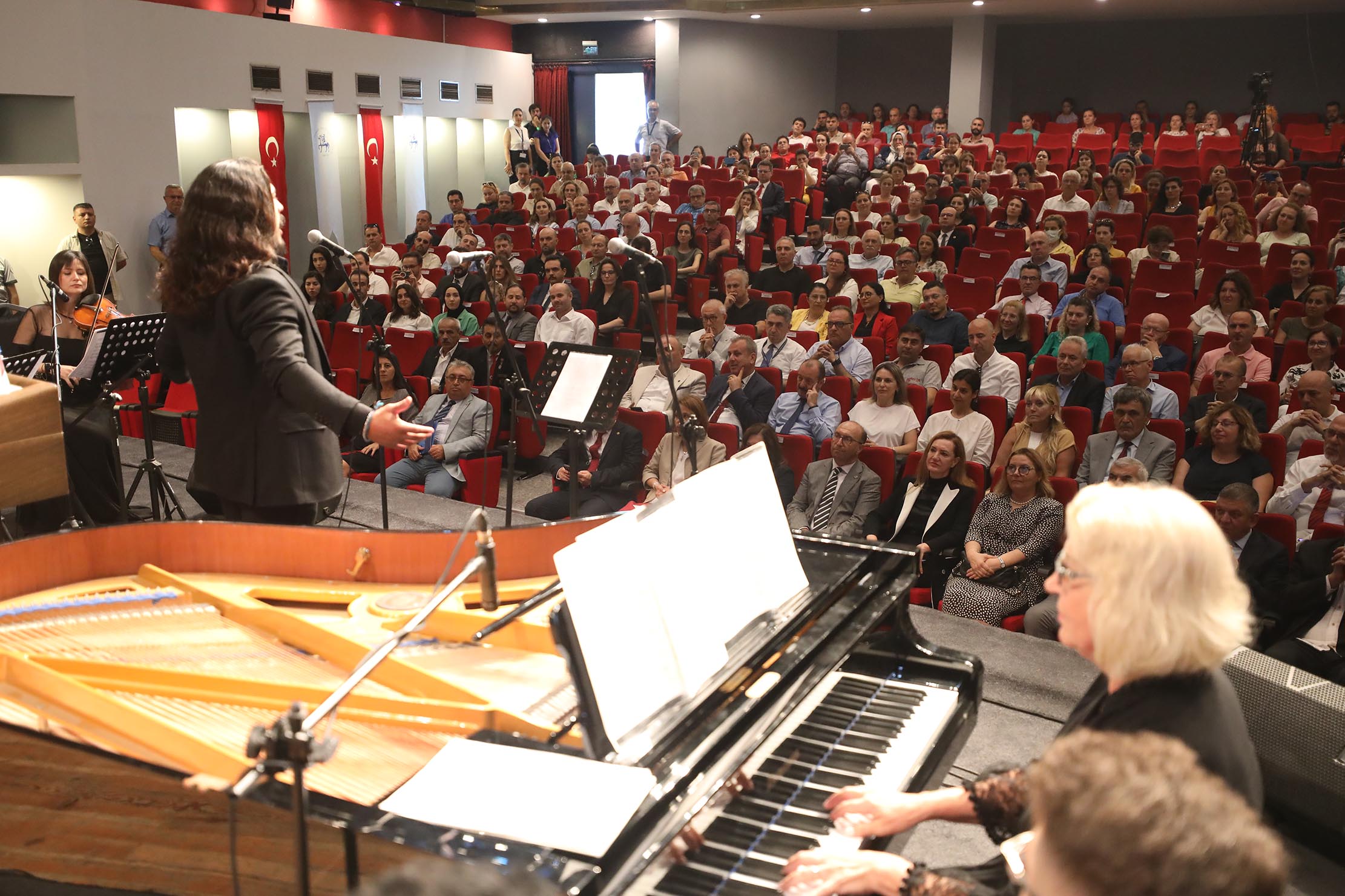 DEÜ REKTÖRÜ HOTAR: 15 TEMMUZU UNUTMADIK, UNUTTURMAYACAĞIZ