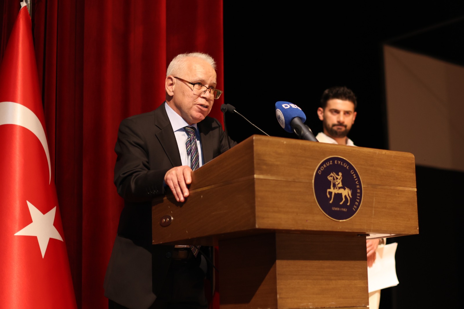 Deü’nün Muhsin Ertuğrul Tiyatro Emek Ödülü Sahibini Buldu