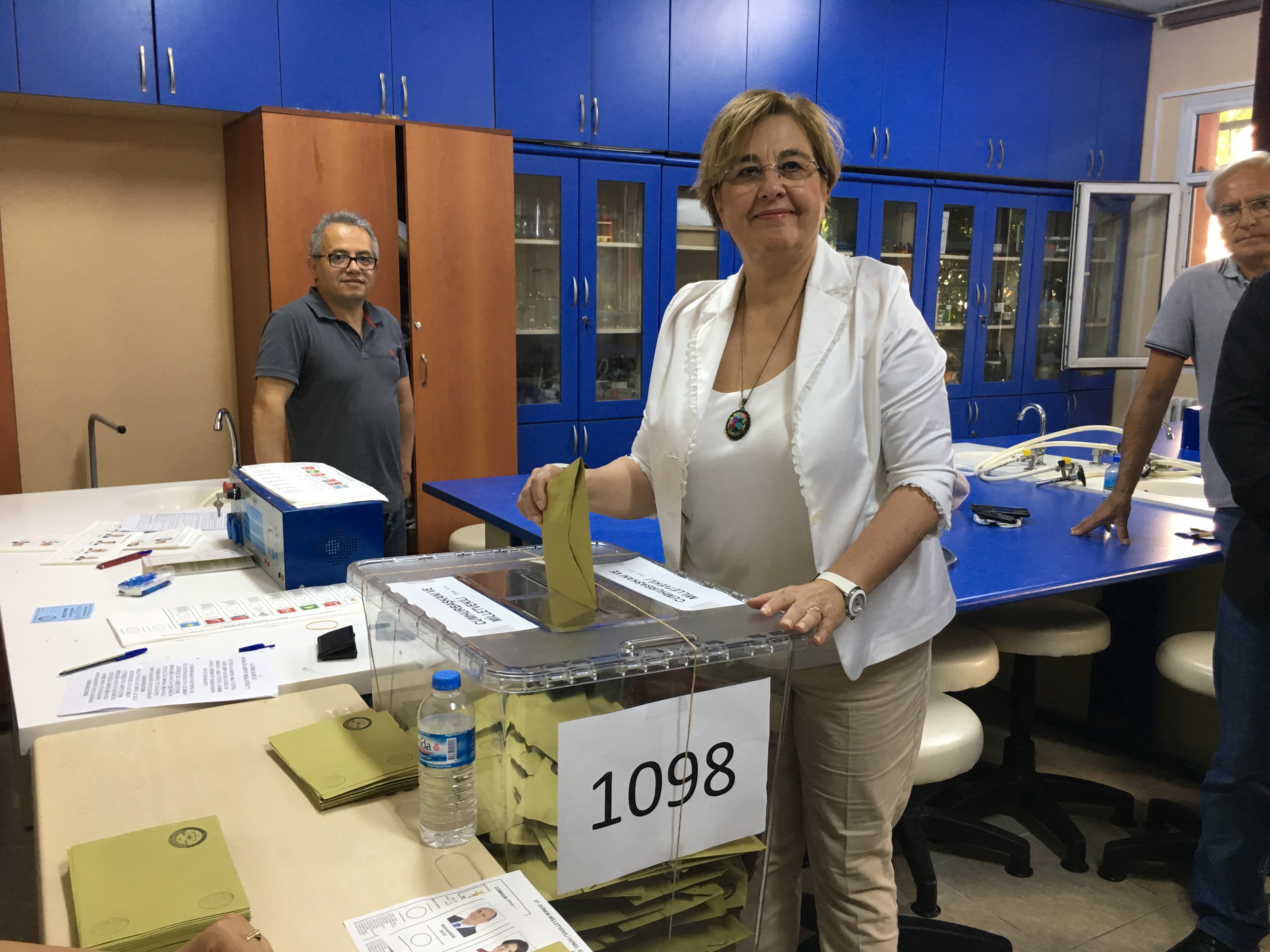 İzmir’in siyasileri sandık başında: Kim, ne mesaj verdi?