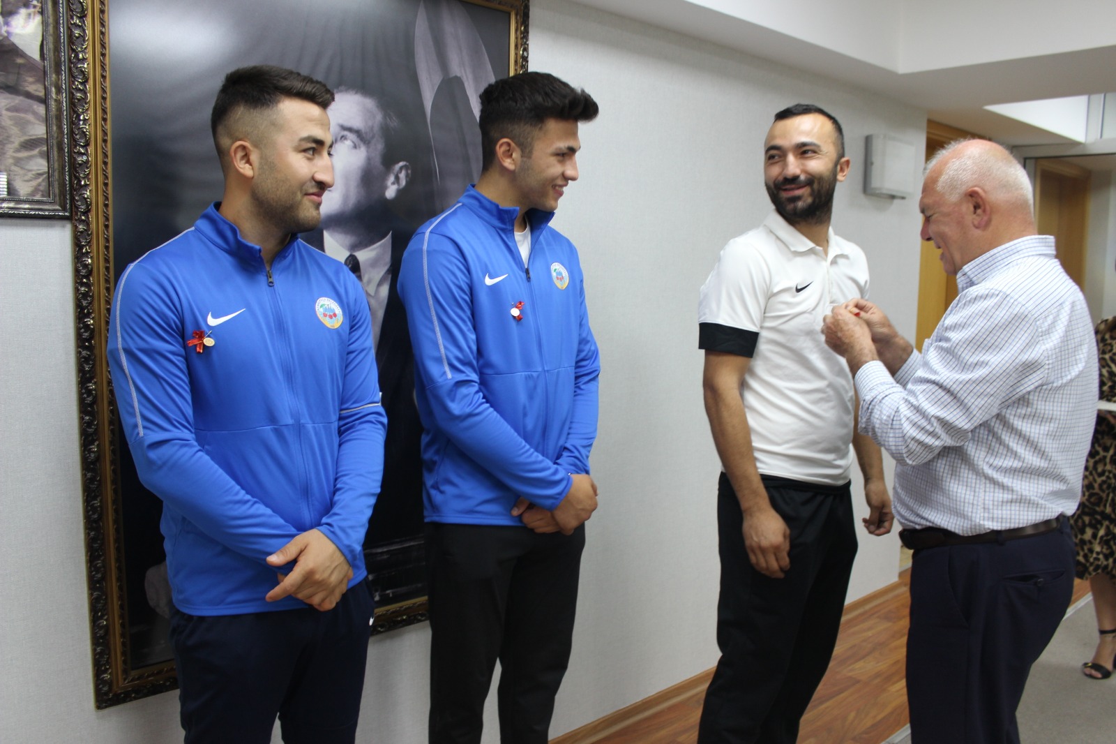 BAŞKAN KARAKAYALI’DAN SPORCULARA ÇEYREK ALTIN