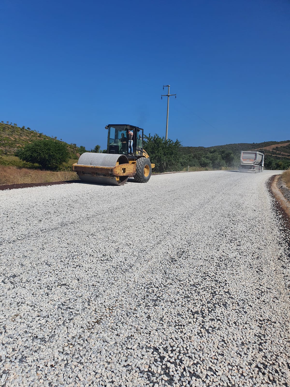 KARAREİS MEVKİİ'NDE YAPILAN YOL ÇALIŞMASI HIZ KAZANDI