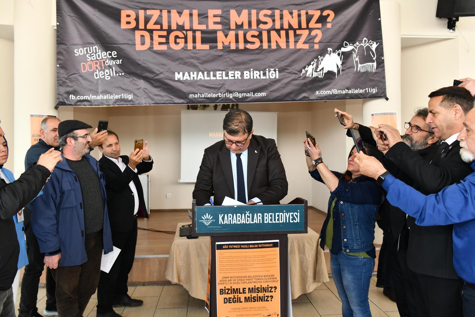 Başkan Tugay kentsel dönüşüm mağdurlarıyla buluştu