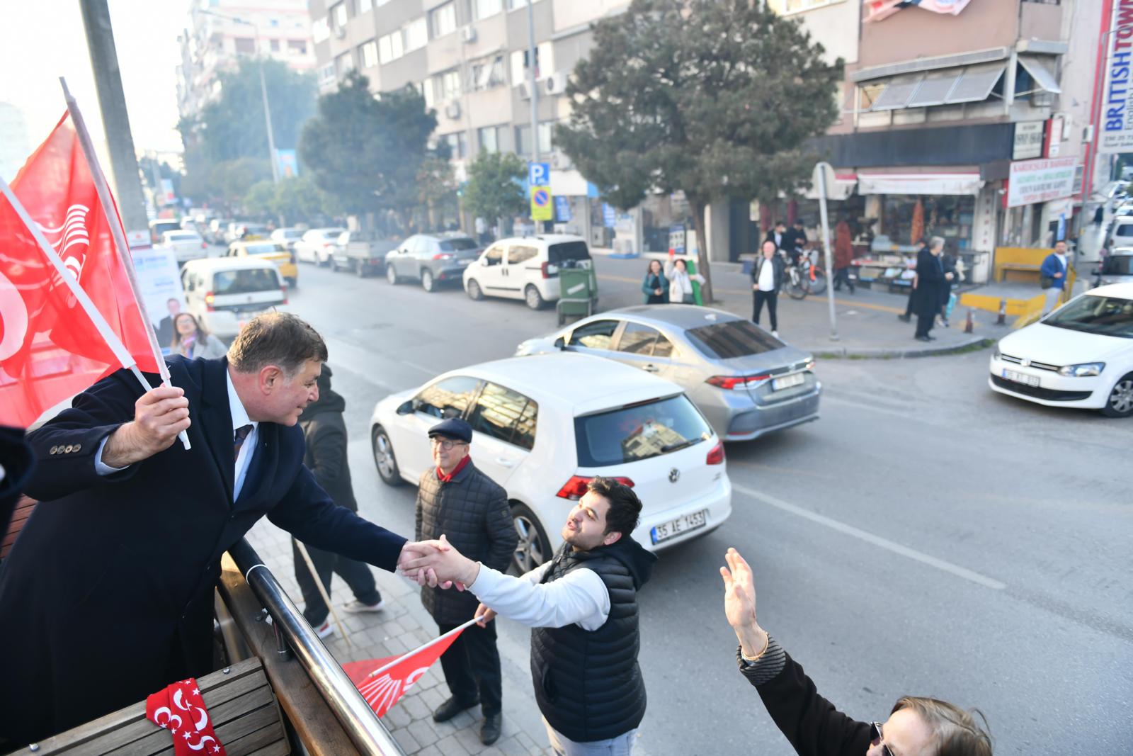 Özel ve Tugay üstü açık otobüsle İzmirliler’i selamladı