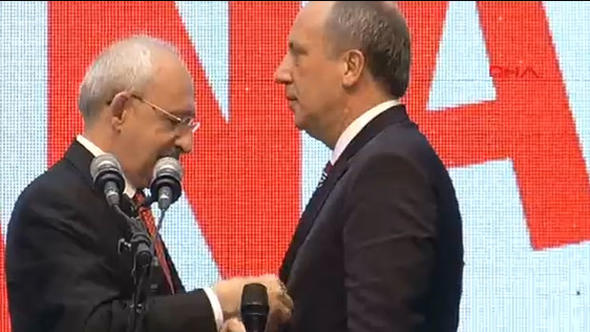 Rozetini çıkarttı, Türk Bayrağı taktı...