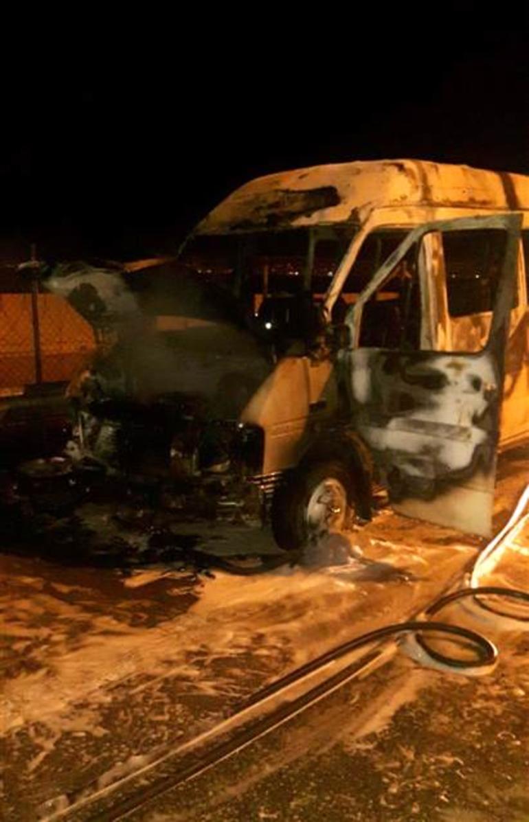 İzmir'de minibüs böyle yandı...