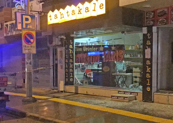 İzmir'de husumetli iki grup çatıştı