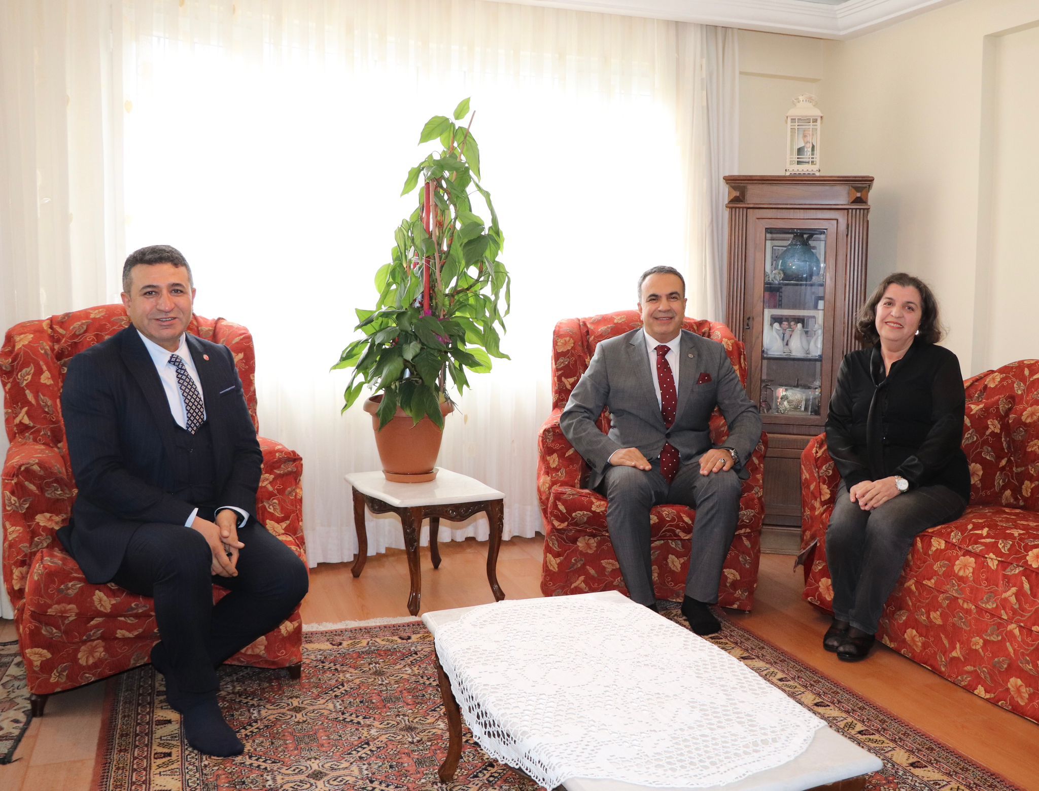 Karabağlar Kaymakamı Öneği, Beraberindeki Heyetle Öğretmenler Gününü Kutladı