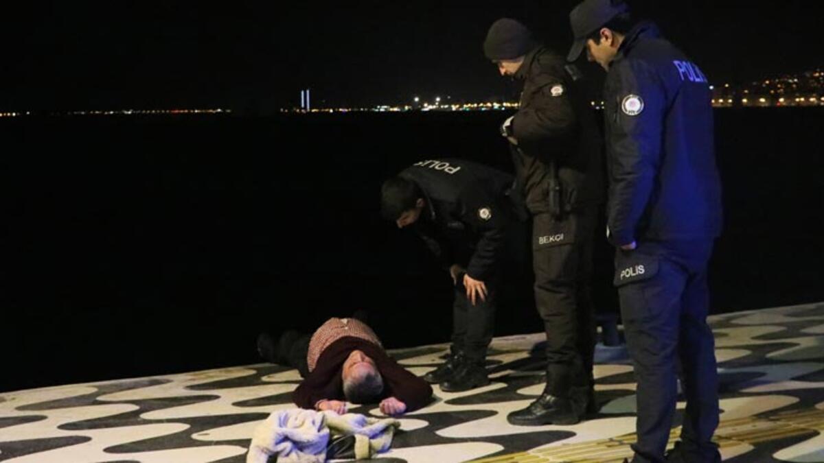 İzmir'de denize düşen adamı polisler kurtardı