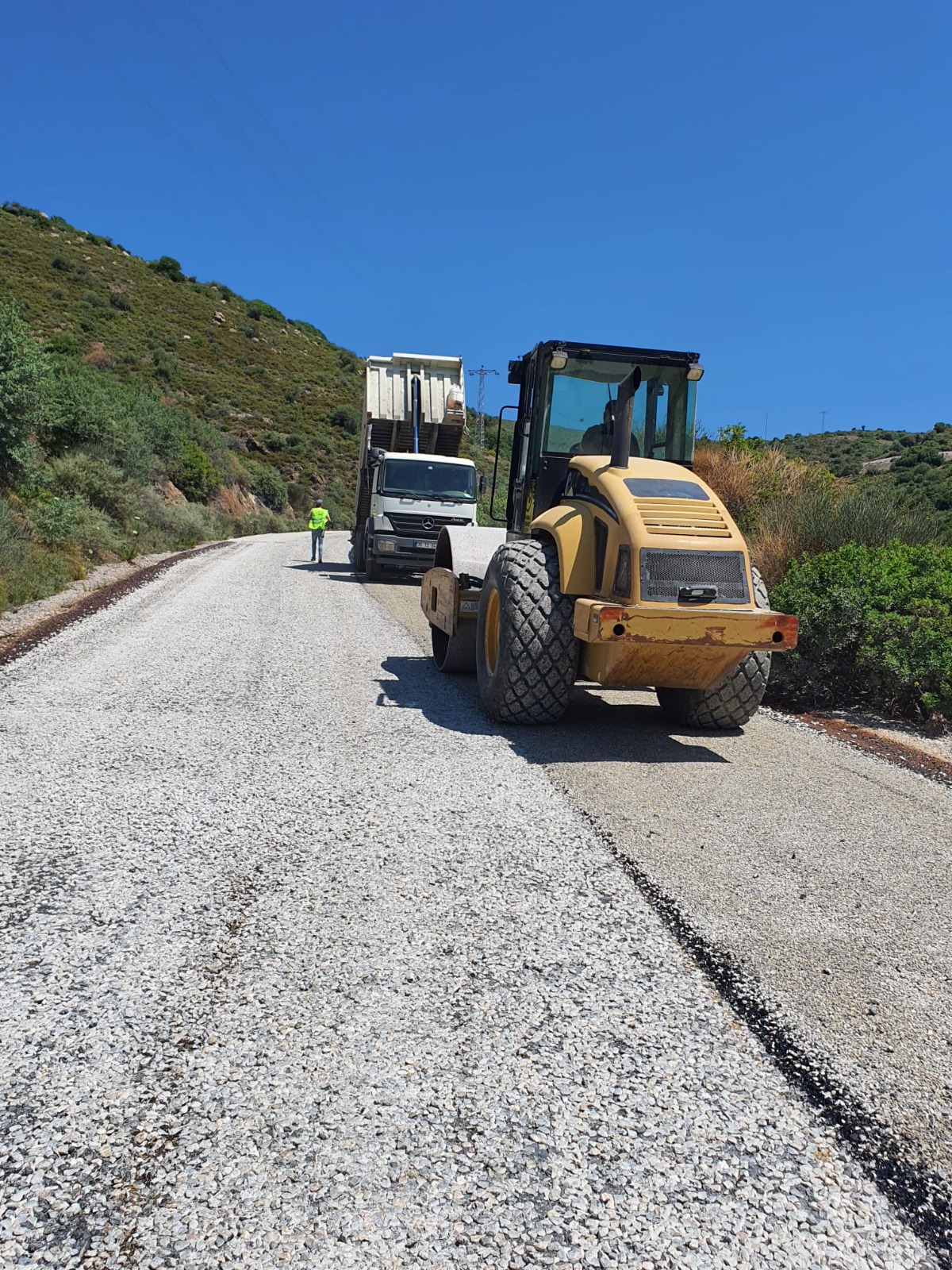 ŞİKAYETE SEBEP OLAN YOLDA ÇALIŞMALAR HIZLANDI
