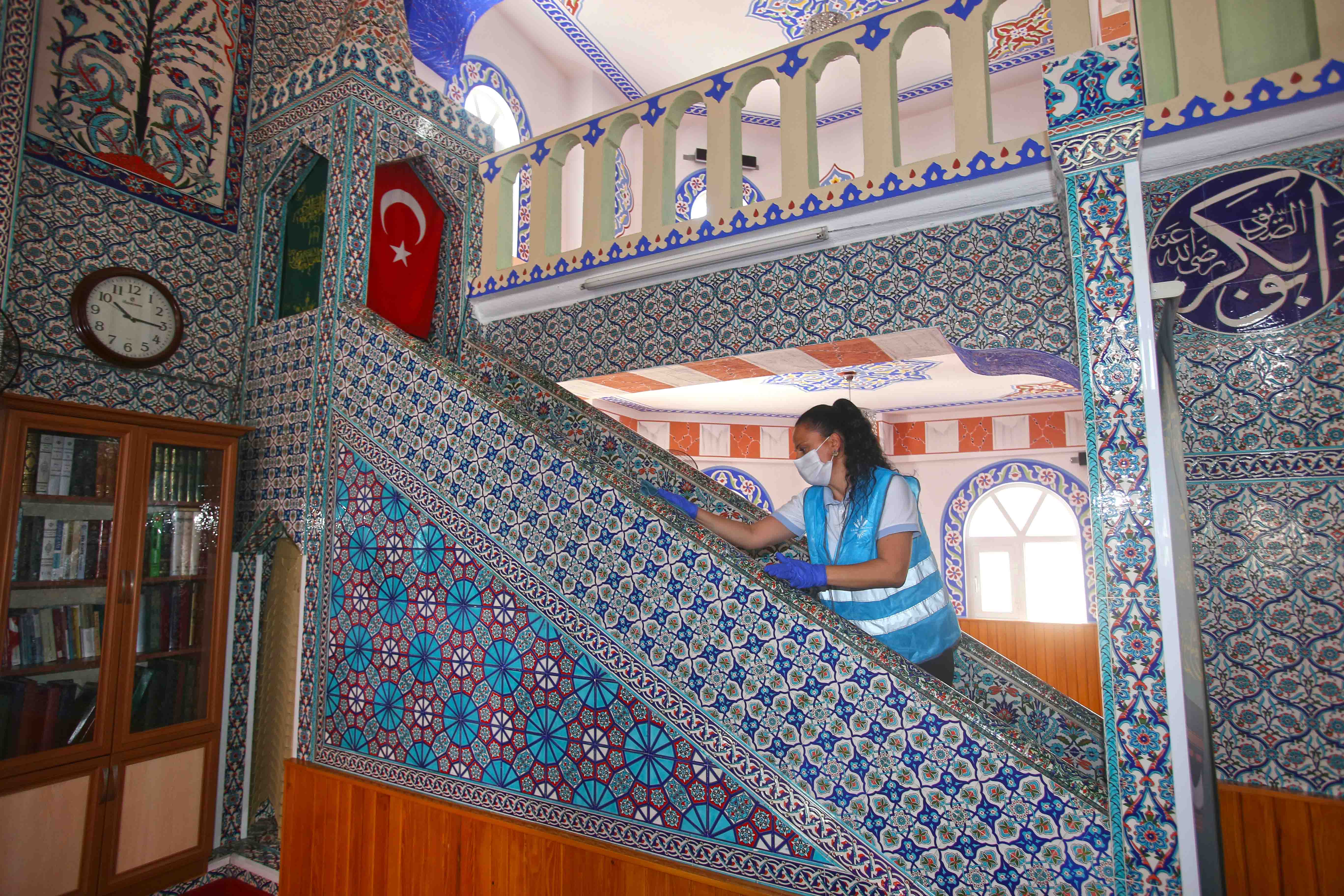 Karabağlar’da camiler ibadete hazırlanıyor