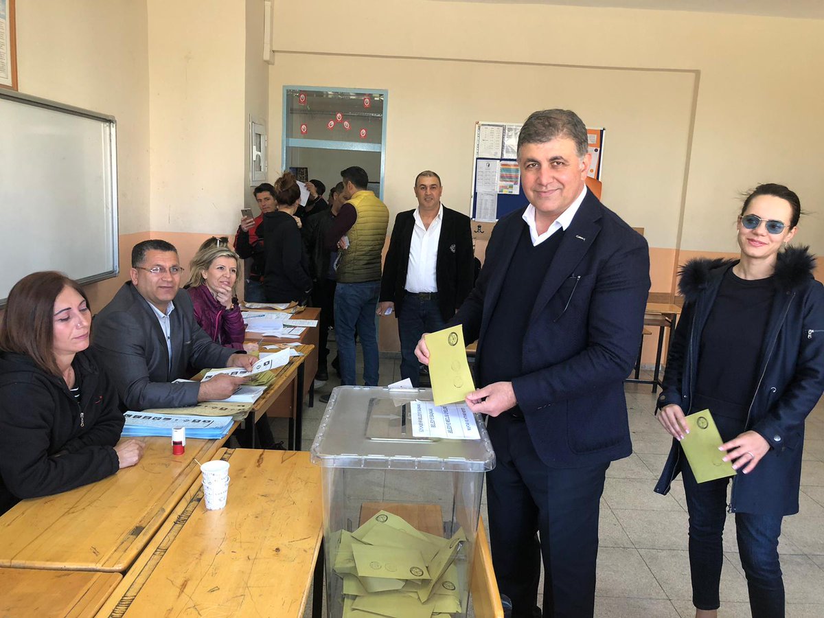 İzmir'de siyasiler oylarını kullandı