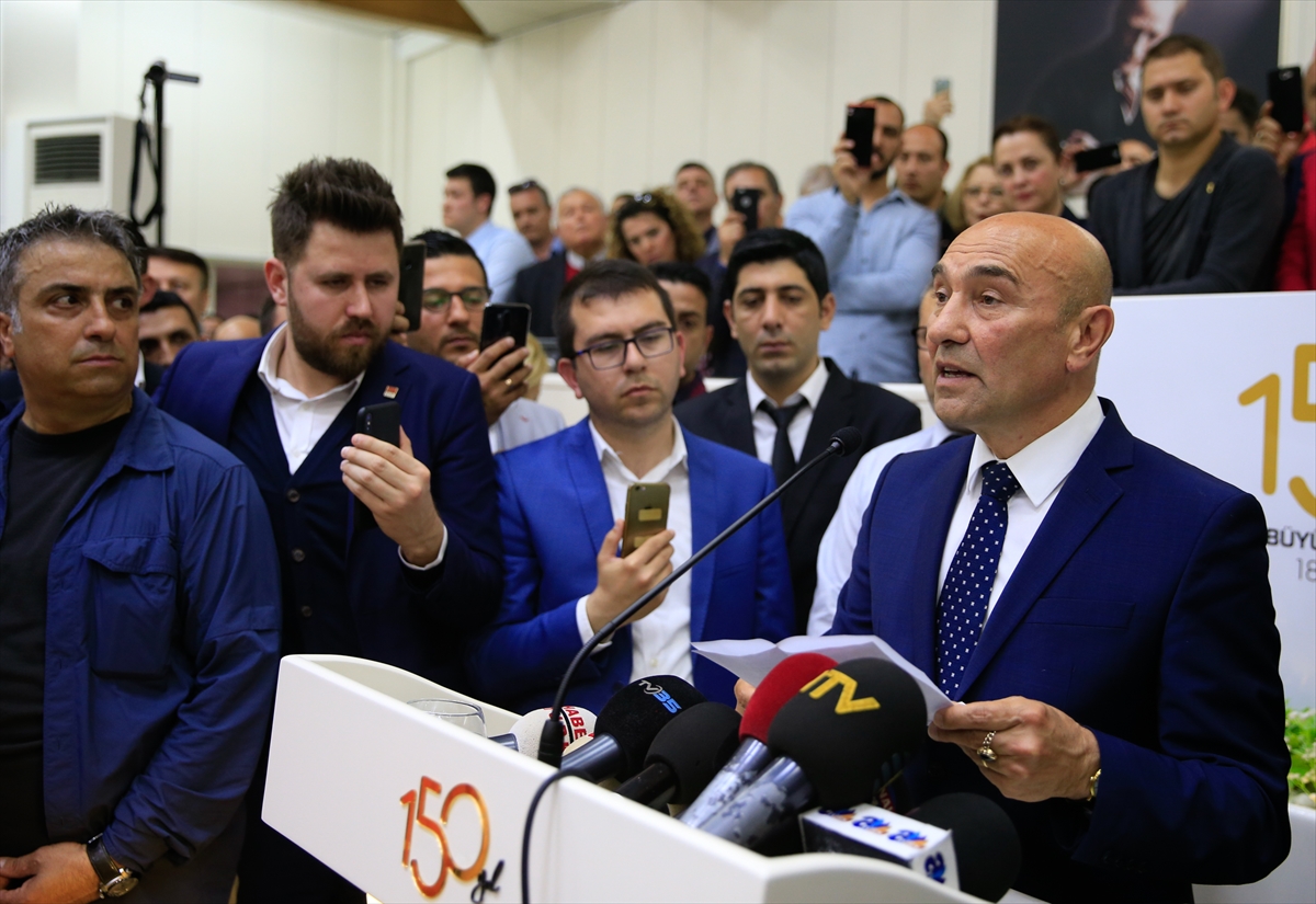 Aziz Kocaoğlu koltuğu Soyer’e devretti