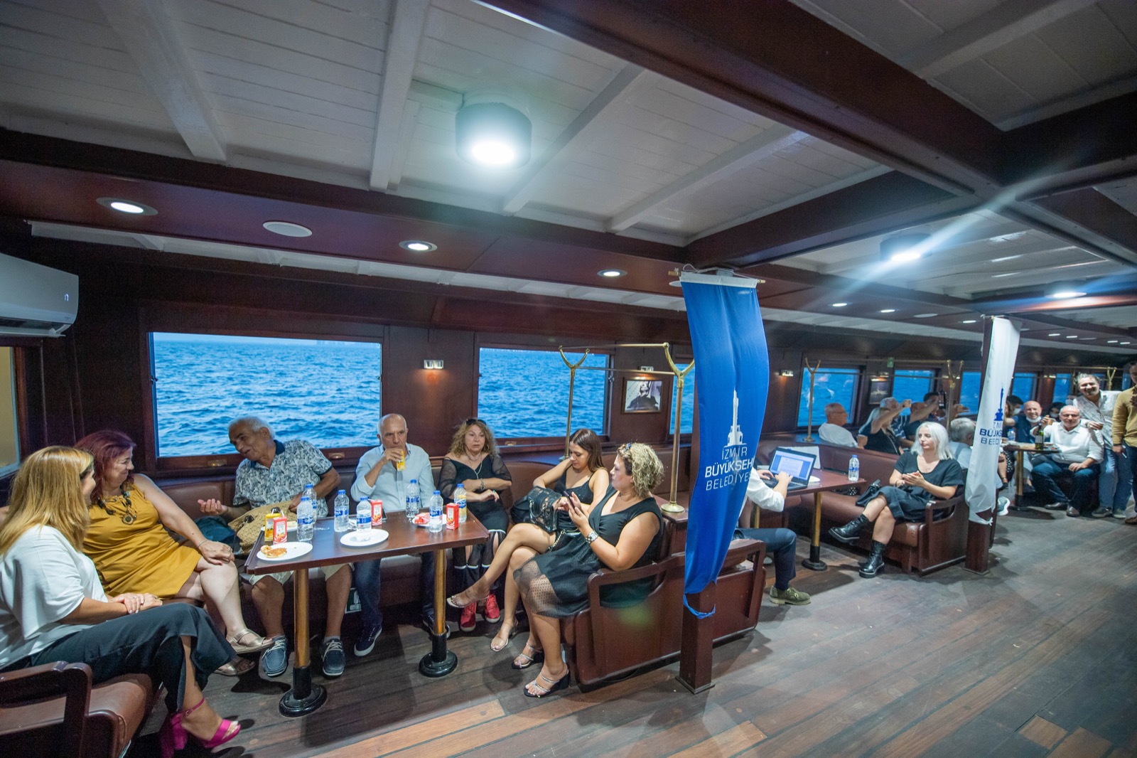 Özuslu, Şiir Hatları etkinliğine katıldı: Sanatı kendimize rehber ediniyoruz