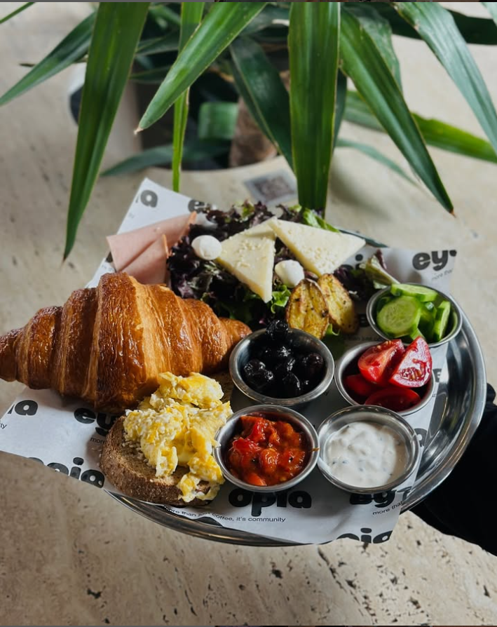 Eye Opıa Coffee Shop Bornova Şubesi’ne taze kan: Ulaş Takyacı da ortak oldu!