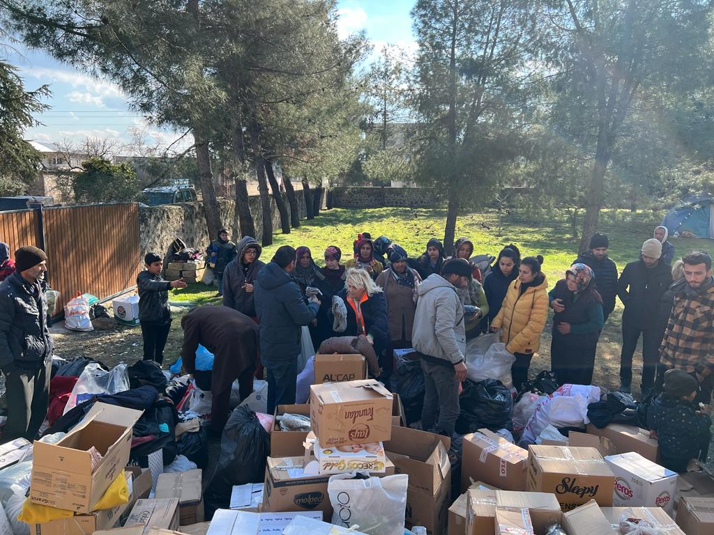 'SİZ YALNIZ DEĞİLSİNİZ BİZ BURADAYIZ GRUBU' ACIYA 'MERHEM' OLUYOR