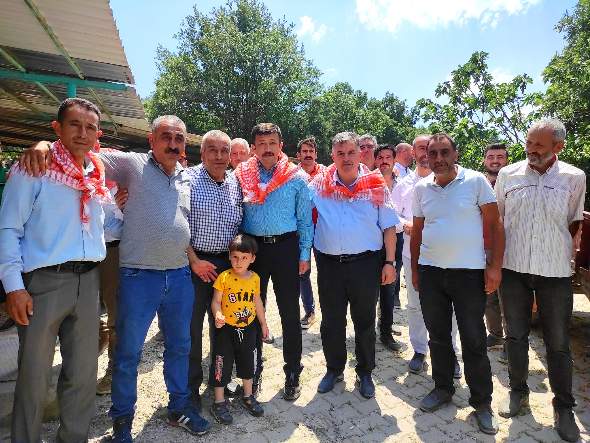 AK Partili Dağ, Kınık’ta üreticilerle birlikte kiraz topladı