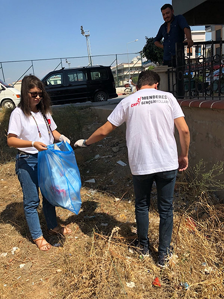 CHP Menderes Gençlik Kolları'ndan Temizlik Seferberliği