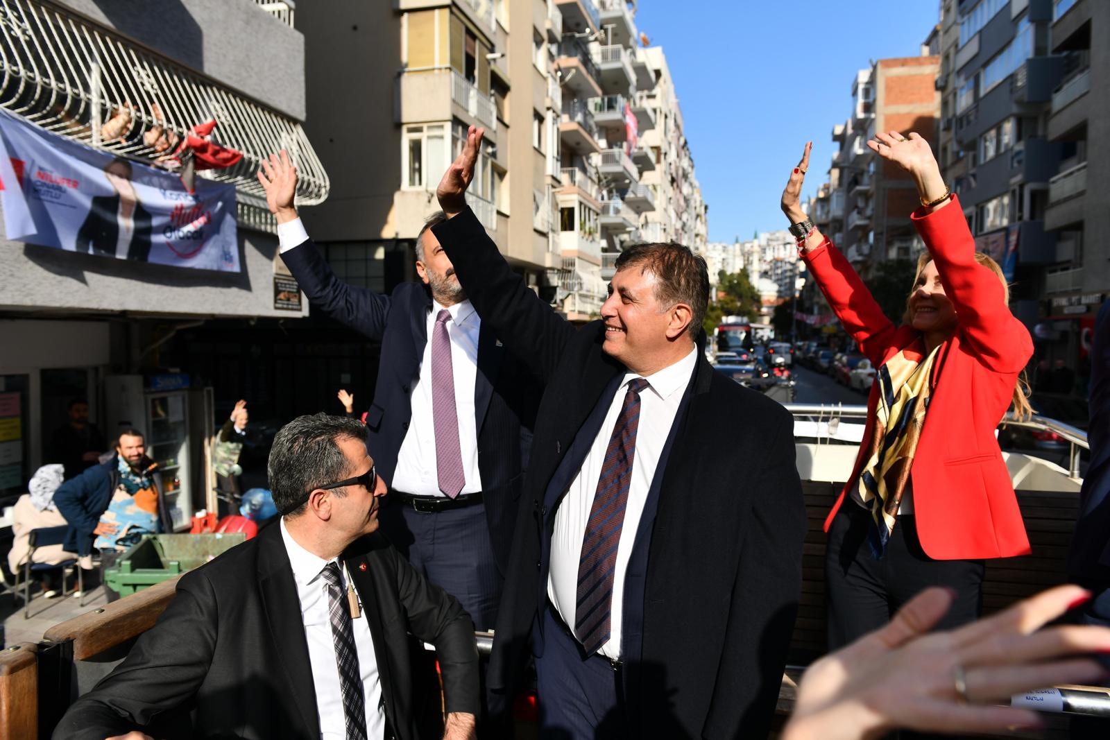 Özel ve Tugay üstü açık otobüsle İzmirliler’i selamladı