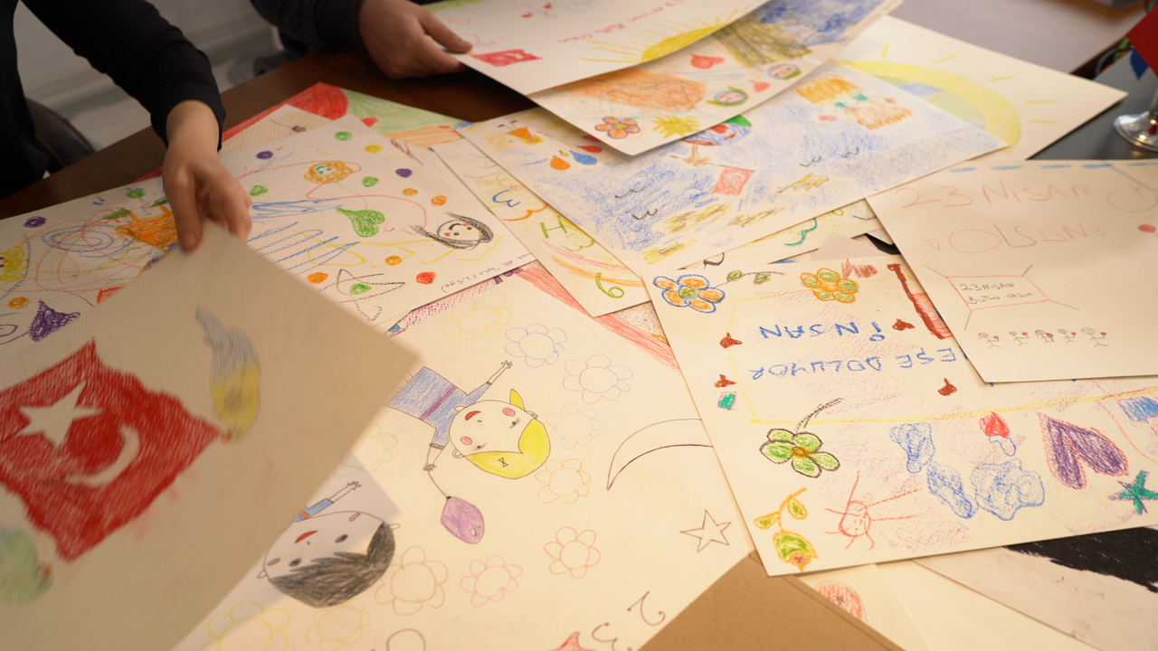 Kitap AK Parti İzmir’den, resimler çocuklardan